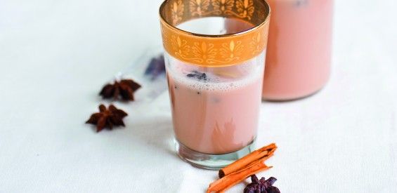 Slaapverwekkend recept: kamille chai latte met kardemon en honing