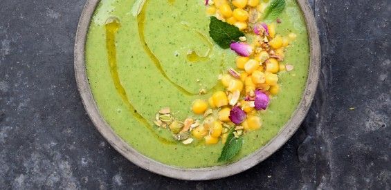 Verkoelend recept voor een tropisch warme dag: vegan gazpacho met avocado