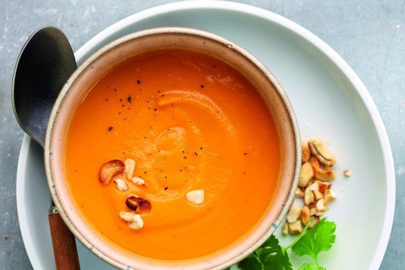 Zoete aardappelsoep met kokos en cashewnoten