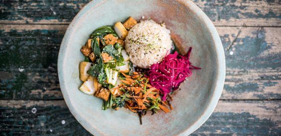 Vegan recept: Japanse rijstbowl met rodekool als vitamine C bom