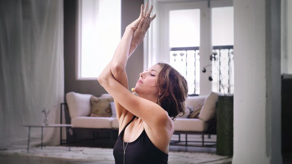 Free gift: yoga video met Erica Jago voor meer zelfliefde in 45 minuten