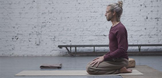Free yogavideo: 30 minuten healing yoga met Rolandjan van Mulligen 