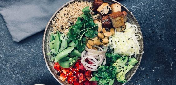 Recept van SOIL: vegan Japanse wokbowl met tofu en furikaki strooisel