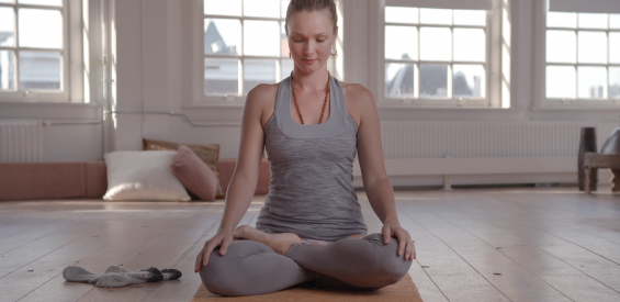 Free yogavideo (30 min): zachte flow van psychologe en yogateacher Kristin Vikjord