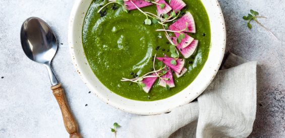 Weekendrecept: boost je weerstand met een kom spicy broccoli soep