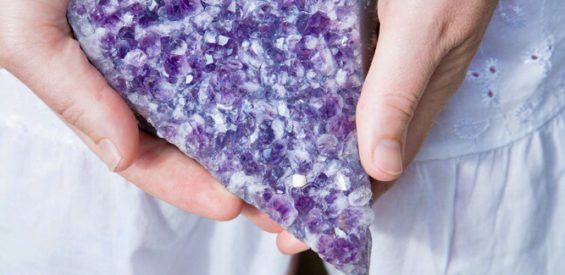 Slapen met stenen: déze 5 kristallen verbeteren de kwaliteit van jouw nachtrust