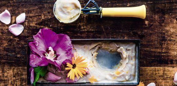 Recept: vegan flowerpower-ijs met rozen, hibiscus en goudsbloem