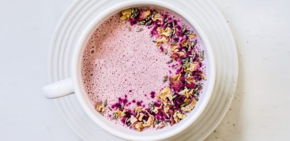 Vegan recept: pink moon milk met gedroogde rozenblaadjes