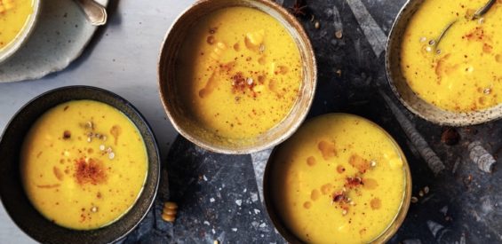 Ayurvedisch wellness recept: verwarmende gele bietensoep met mais