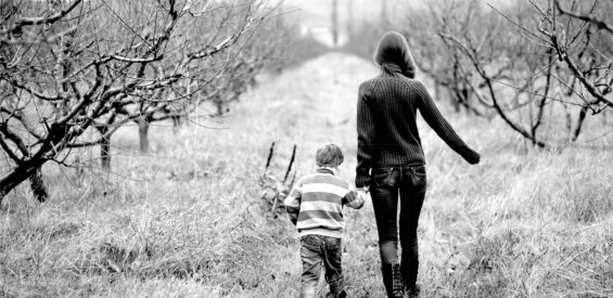 Holistisch kinderarts: dit is hoe je oude pijn onbewust doorgeeft op je kind