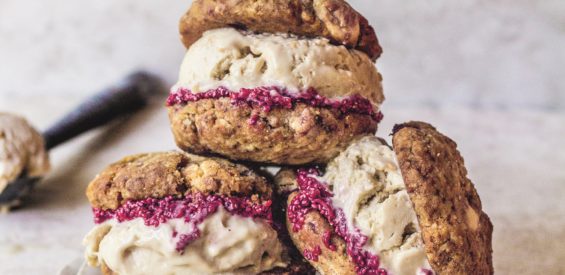 Vegan feestrecept: kleurrijke koekjes met framboos en witte chocolade
