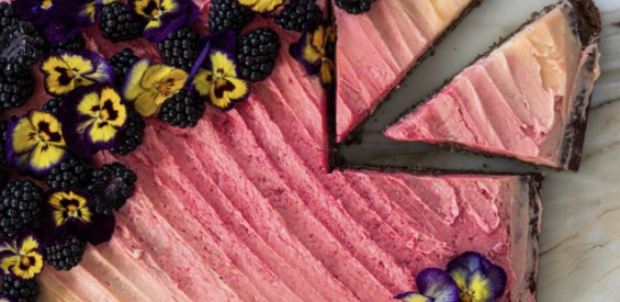 Moederdag recept: beautiful bramencake met eetbare bloemen