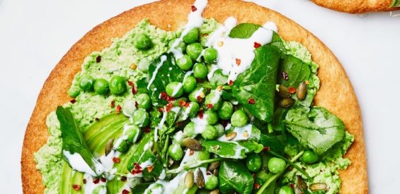 Vegan recept van Living The Green Life: groene krachtpatser pizza met doperwt en spinazie