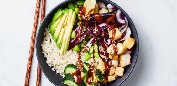 Vegan lente recept: poké bowl met rode kool als vitamine C bom