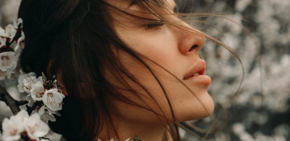 Lieve vrouw: dit is waarom jezelf klein maken leidt tot energetische armoede 