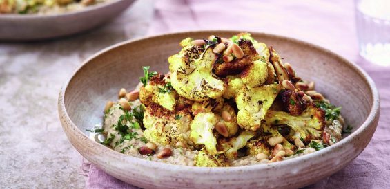 Vegan recept van Deliciously Ella: crunchy bloemkool bowl met pijnboompitjes