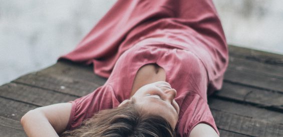 Slaapproblemen rond je menstruatie? Dit is de oorzaak