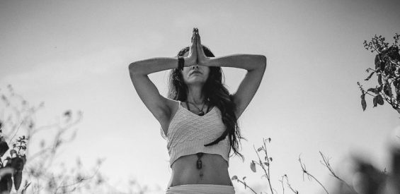 Yoga in de natuur: 3 meditatieoefeningen om toe te voegen aan je lenteflow