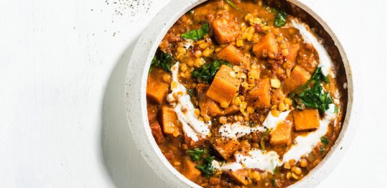 Recept: vegan curry met rode linzen, kokosmelk en zoete aardappel