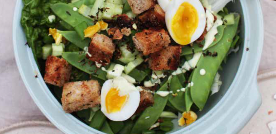 Fris recept: zomerse moestuinsalade met peultjes en mosterddressing