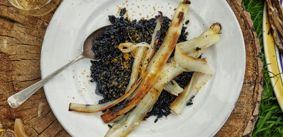 Recept: zwarte risotto met geroosterde asperge en bottarga