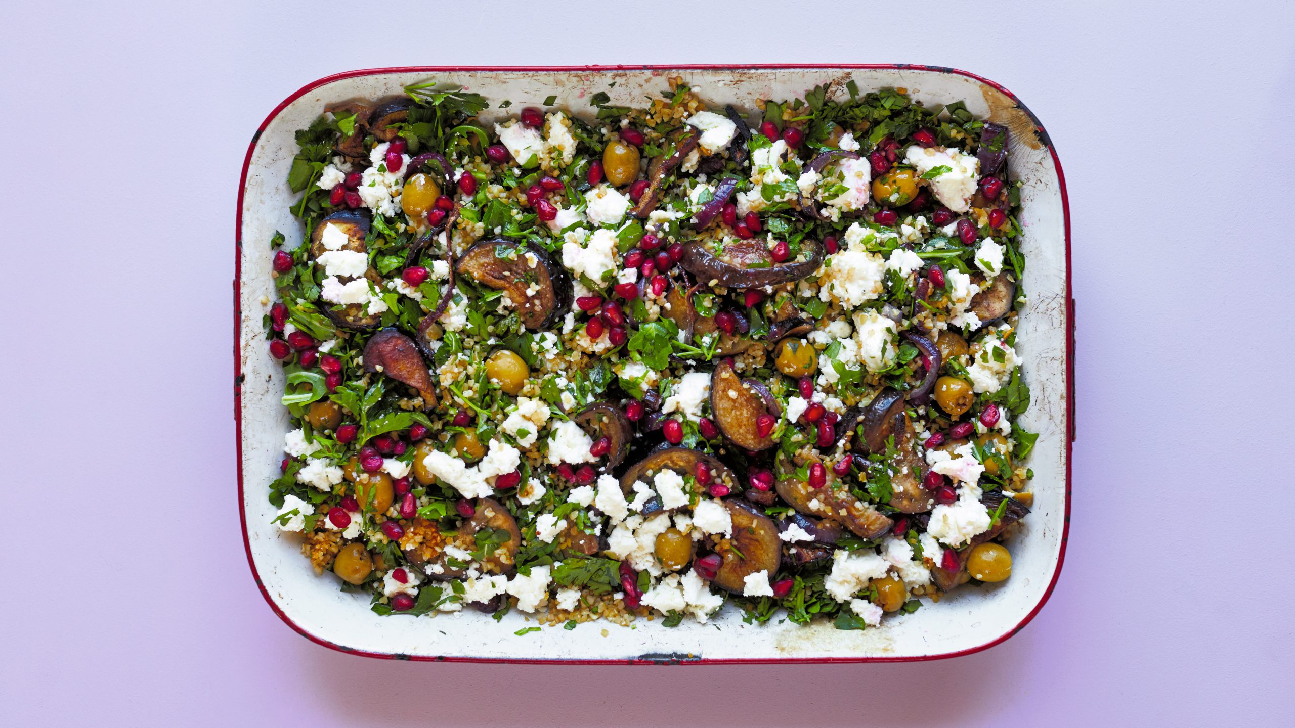 Recept Salade Van De Bakplaat Met Geroosterde Aubergine Kaneel Feta En Olijven Holistik