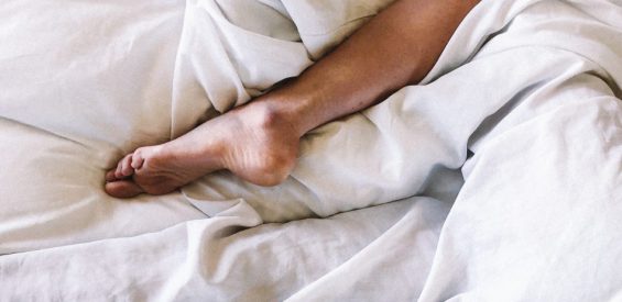 Koude voeten in bed: zó krijg (en houd!) je ze weer lekker warm