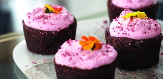 Vegan recept: fluweelzachte red velvet cupcakes