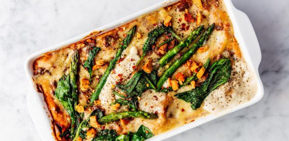 Vegan recept: lasagne met linzen, vegan cheese en groene asperges