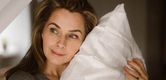 Slapen op zijde: 5 voordelen voor je huid en haar