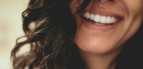 Holistische tandarts met 10 jaar ervaring: dit vertelt een gewone tandarts je niet over jouw gebit…