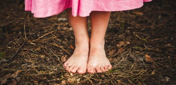 Op blote voeten lopen: waarom het veel gezonder is dan je denkt
