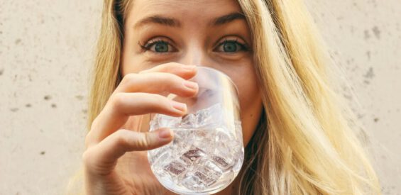 Bulkdrinken: is veel water drinken in één keer gezond?