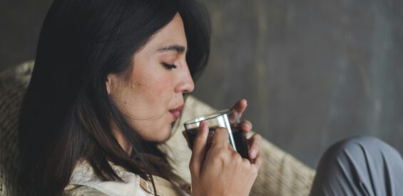 PMS-klachten? Deze kruidenthee brengt verlichting